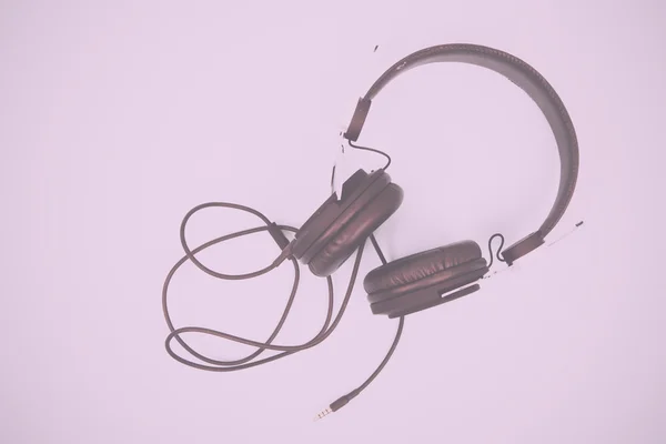 Fones de ouvido pretos contra um fundo de cor clara Vintage Ret — Fotografia de Stock