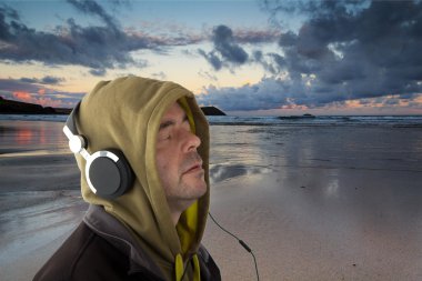 Kulaklık dinleme kapüşonlu adam