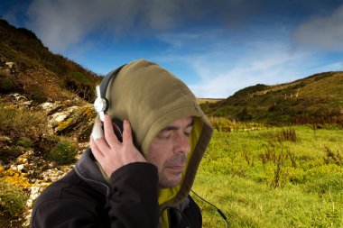 Kulaklık dinleme kapüşonlu adam