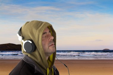 Kulaklık dinleme kapüşonlu adam