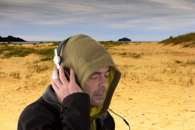 Kulaklık dinleme kapüşonlu adam