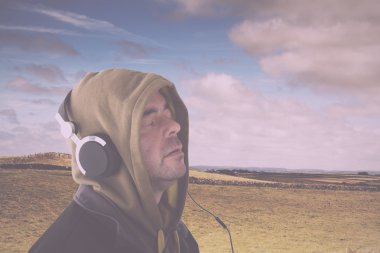 Kulaklık Vintage Retro filtre dinleme kapüşonlu adam.