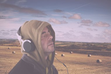 Kulaklık Vintage Retro filtre dinleme kapüşonlu adam.