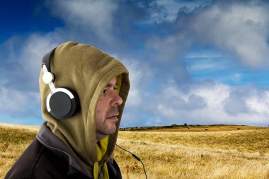 Kulaklık dinleme kapüşonlu adam