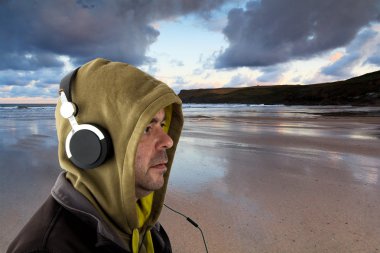 Kulaklık dinleme kapüşonlu adam