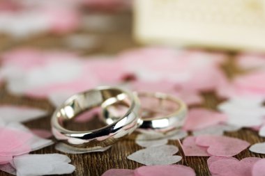 Alyans konfeti bir ahşap zemin üzerine