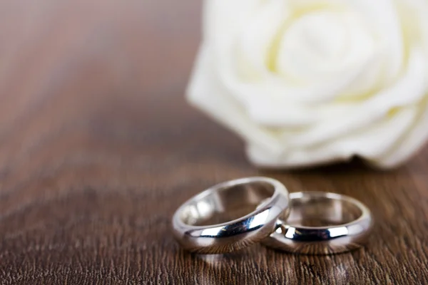 Par de anillos de boda sobre un fondo de madera — Foto de Stock