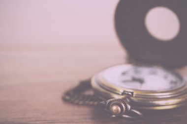 Rustik bir arka plana dayanır Vintage Retro filtre cep saati.