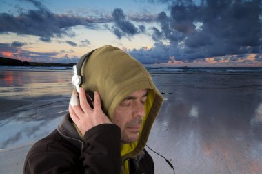 Kulaklık dinleme kapüşonlu adam