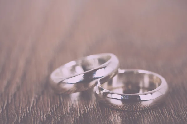 Par de anillos de boda sobre un fondo de madera Vintage Retro Filte — Foto de Stock