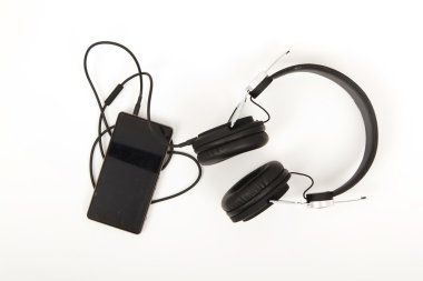 Bir ışık renkli arka plan siyah kulaklık