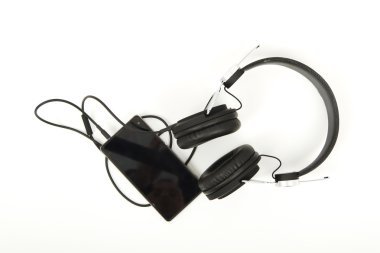 Bir ışık renkli arka plan siyah kulaklık