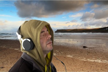 Kulaklık dinleme kapüşonlu adam