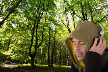 Kulaklık dinleme kapüşonlu adam