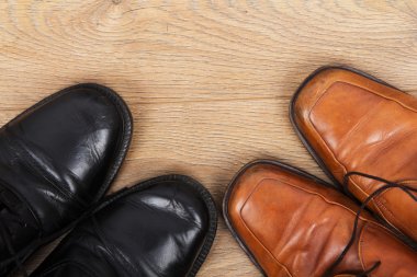 bir ahşap zemin üzerinde ayakkabı