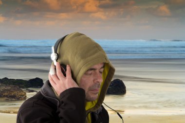 Kulaklık dinleme kapüşonlu adam