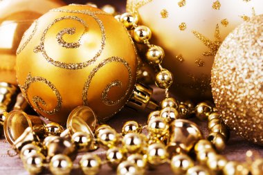 Kumaş arka plan üzerinde şenlikli altın Noel süsleri