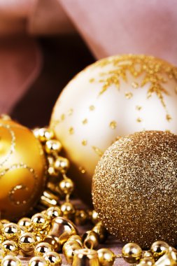 Kumaş arka plan üzerinde şenlikli altın Noel süsleri