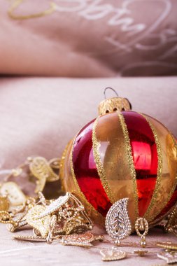Kumaş arka plan üzerinde şenlikli altın Noel süsleri