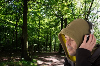 Kulaklık dinleme kapüşonlu adam