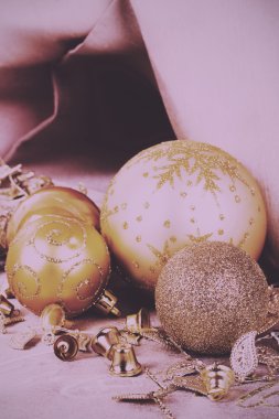 Kumaş arka planda Vintage Festival altın Noel süsleri 