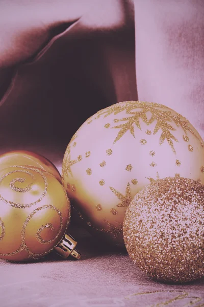 Святкове золото Різдвяні прикраси на тканинному фоні Вінтаж — стокове фото