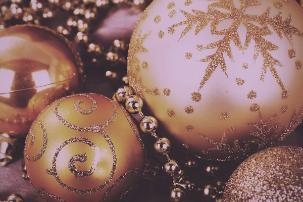 Decoraciones navideñas de oro festivo sobre fondo de tela Vintage — Foto de Stock