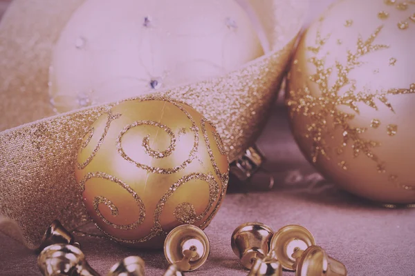 Festliche goldene Weihnachtsdekorationen auf Stoffhintergrund vintage — Stockfoto