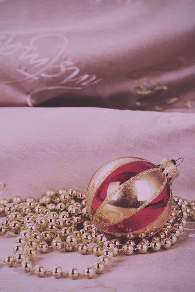 Ouro festivo Decorações de Natal sobre fundo de tecido Vintage — Fotografia de Stock