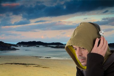 Kulaklık dinleme kapüşonlu adam