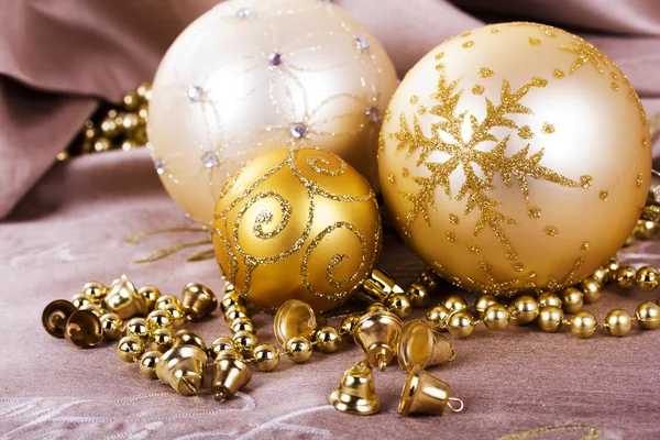 Festlich goldene Weihnachtsdekorationen auf Stoffhintergrund — Stockfoto