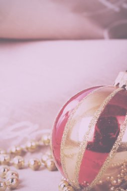 Kumaş arka planda Vintage Festival altın Noel süsleri 