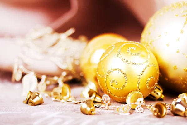 Świąteczny złota ozdoby świąteczne na tkanina tło — Zdjęcie stockowe