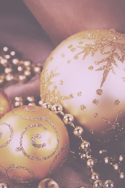 Decoraciones navideñas de oro festivo sobre fondo de tela Vintage —  Fotos de Stock