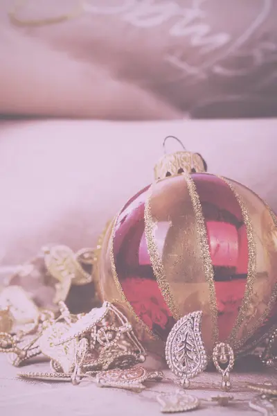 Kumaş arka planda Vintage Festival altın Noel süsleri — Stok fotoğraf