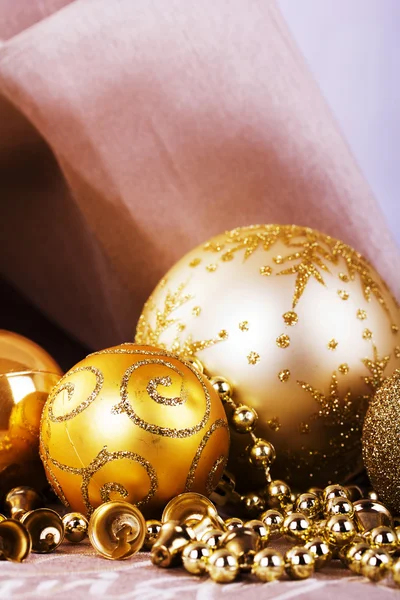Kumaş arka plan üzerinde şenlikli altın Noel süsleri — Stok fotoğraf