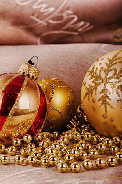 Slavnostní zlatý vánoční ozdoby na tkanině na pozadí Hdr Filt — Stock fotografie