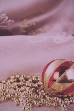Kumaş arka planda Vintage Festival altın Noel süsleri 
