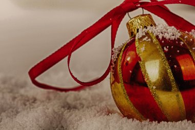 Arka plan Hdr Filt için beyaz karda altın Noel süsleri