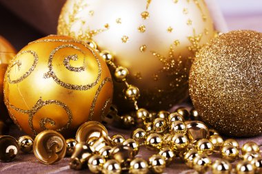 Kumaş arka plan üzerinde şenlikli altın Noel süsleri