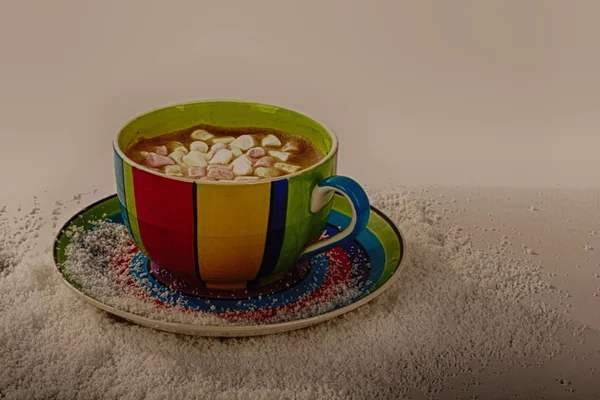 Heiße Schokolade in einer hellen bunten Tasse hdr Filter. — Stockfoto