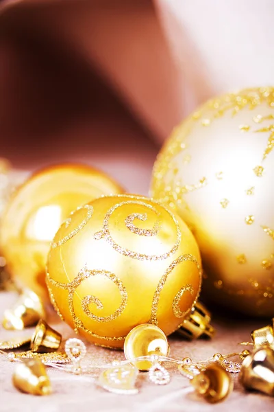 Kumaş arka plan üzerinde şenlikli altın Noel süsleri — Stok fotoğraf