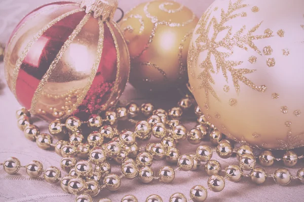 Decoraciones navideñas de oro festivo sobre fondo de tela Vintage — Foto de Stock