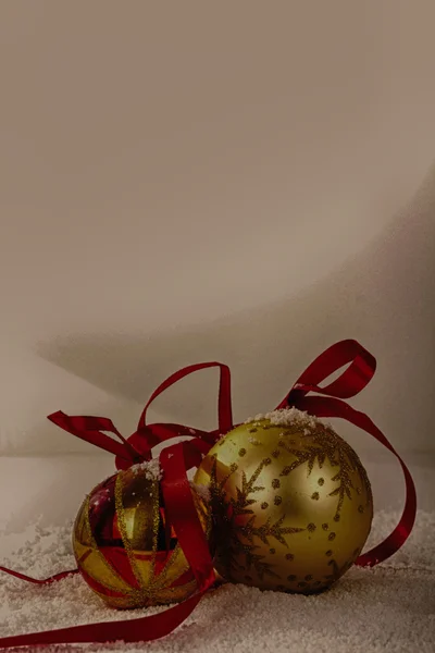 Gold Christmas decorations in white snow for background HDR Filt — Stock Photo, Image