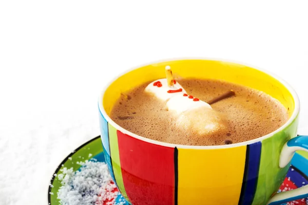 Chocolate quente em um copo colorido brilhante — Fotografia de Stock
