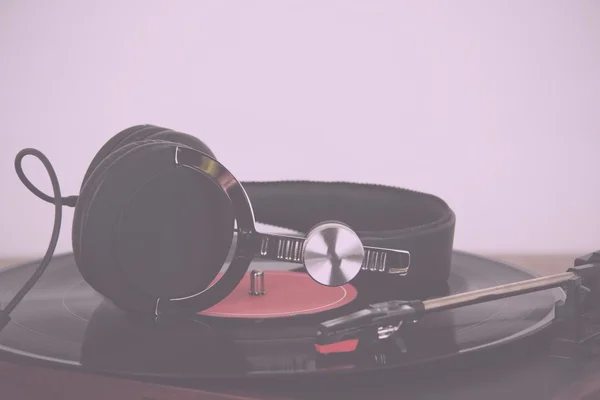 Kopfhörer auf einem alten Retro-Plattenspieler. — Stockfoto
