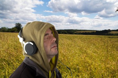 Kulaklık dinleme kapüşonlu adam