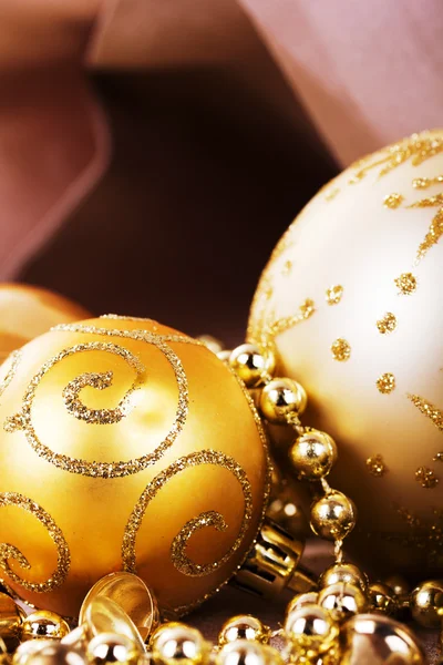Feestelijke gouden kerstversiering op stof achtergrond — Stockfoto