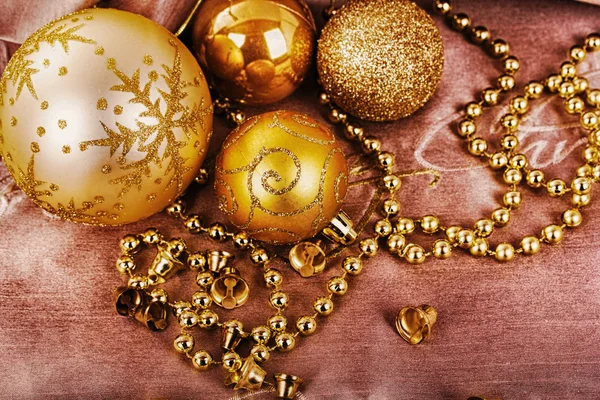 Festlig guld juldekorationer på tyg bakgrund Hdr Filt — Stockfoto