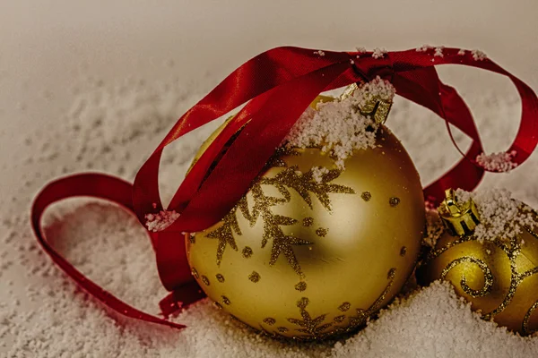 在白雪为背景 Hdr 过滤的黄金圣诞装饰品。 — 图库照片